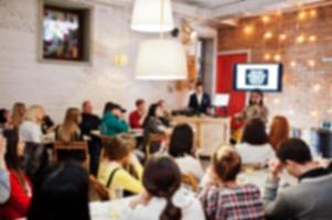 meisterklassen- und studienkonzept. abstraktes, unscharfes foto eines konferenz- oder seminarraums mit sprecher auf der bühne.