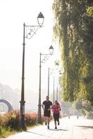 junges paar joggen in der stadt foto