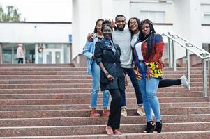 Gruppe von fünf afrikanischen College-Studenten, die gemeinsam Zeit auf dem Campus des Universitätshofs verbringen. Schwarze Afro-Freunde studieren. Thema Bildung. foto