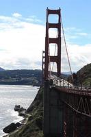 eine Seitenansicht der Golden Gate Bridge foto
