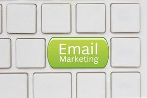 E-Mail-Marketing-Schaltfläche auf der Computertastatur foto
