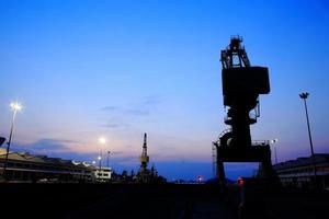 Kräne im Hafen bei Sonnenuntergang foto