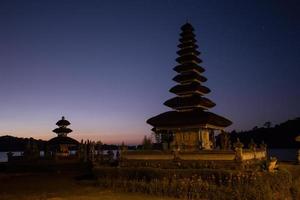 Silhouette des Pura-Ulun-Danu-Tempels foto