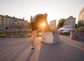 Mann bindet Laufschuhe Schnürsenkel foto