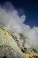 Schwefelmine im Krater des Vulkans Ijen, Ost-Java, Indonesien foto