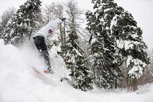 snowboarder auf frischem tiefschnee foto