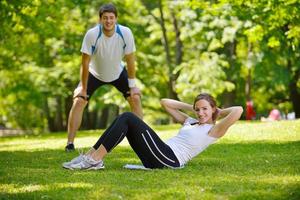 Paar beim Dehnübungen nach dem Joggen foto