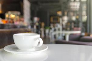 Kaffeetasse auf Coffeeshop verwischen Hintergrund