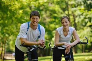 glückliches Paar fährt Fahrrad im Freien foto