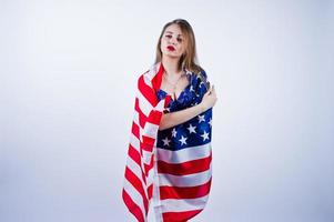 süßes Mädchen im BH mit amerikanischer Flagge isoliert auf weißem Hintergrund. foto