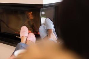 junges multiethnisches Paar vor dem Kamin foto