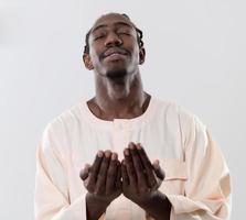 afrikanischer mann betet zu allah foto