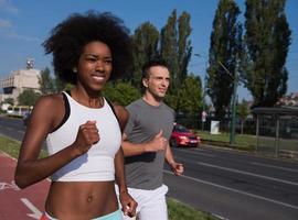 multiethnische gruppe von menschen beim joggen foto