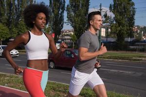 multiethnische gruppe von menschen beim joggen foto