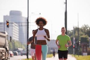 multiethnische gruppe von menschen beim joggen foto