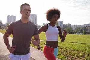 multiethnische gruppe von menschen beim joggen foto