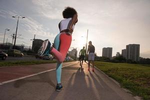 multiethnische gruppe von menschen beim joggen foto