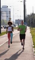 multiethnische gruppe von menschen beim joggen foto