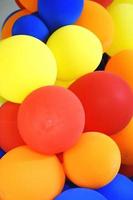 heller Haufen bunter Luftballons. foto