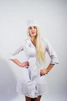 attraktive blonde Ärztin oder Krankenschwester im Laborkittel isoliert auf weißem Hintergrund. foto