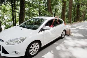 gruppe afroamerikanischer freundinnen, die spaß im auto haben. foto