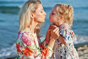 mutter und schöne tochter haben spaß am strand. Porträt einer glücklichen Frau mit einem süßen kleinen Mädchen im Urlaub. foto