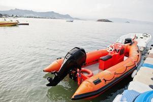 Orange Motorboot auf einem ruhigen blauen Meer von Bodrum, Türkei. foto