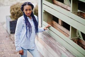 stilvolles afrikanisch-amerikanisches Mädchen mit Dreadlocks im Freien. foto