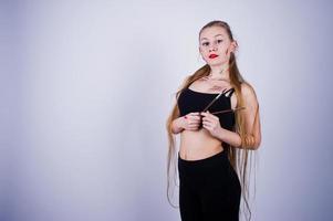 schöne frau künstler maler mit bürsten posiert im studio isoliert auf weiß. foto