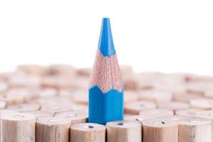 ein gespitzter blauer Bleistift unter vielen foto