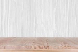 Holztischplatte auf weißem Holzhintergrund - kann für die Montage oder Präsentation Ihrer Produkte verwendet werden foto