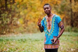 afrikanischer mann in afrika traditionelles hemd im herbstpark. foto