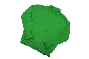 Mode grüne Pullover Kleidung für die Wintersaison isoliert auf weißem Hintergrund foto