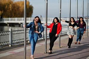 Gruppe von vier glücklichen und hübschen Latino-Mädchen aus Ecuador posierte auf der Straße. foto