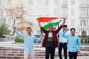 Gruppe von vier südasiatischen indischen Männchen mit Indien-Flagge. foto