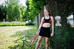 schöne sportfrau tennisspielerin mit schläger im sportbekleidungskostüm. foto