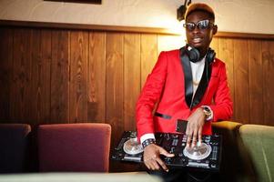 mode afroamerikaner mann modell dj im roten anzug mit dj-controller. foto