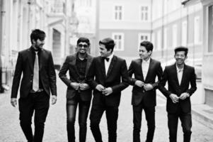 Gruppe von 5 indischen Studenten in Anzügen im Freien gestellt. foto