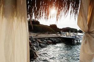 Cabanas bei Sonnenuntergang. beliebtes wahrzeichen, berühmtes reiseziel von bodrum, türkei. foto
