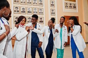 Gruppe afrikanischer Medizinstudenten im College. foto