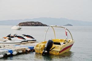 gelbes motorboot mit jetski auf einem ruhigen blauen meer von bodrum, türkei. foto