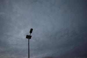 Straßenlaterne isoliert mit dramatischem Himmelshintergrund foto