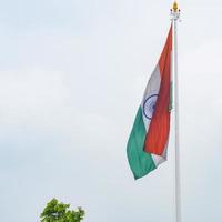 Indien-Flagge, die hoch am Connaught-Platz mit Stolz auf den blauen Himmel fliegt, Indien-Flagge flattert, indische Flagge am Unabhängigkeitstag und Tag der Republik Indien, Schuss nach oben geneigt, indische Flagge schwenkend, Har Ghar Tiranga foto