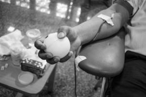 blutspender im blutspendecamp mit einem hüpfball in der hand gehalten im balaji-tempel, vivek vihar, delhi, indien, bild für den weltblutspendetag am 14. juni jedes jahr, blutspendecamp foto