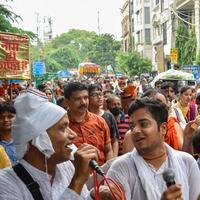neu delhi, indien 01. juli 2022 - eine riesige zusammenkunft von eifrigen aus verschiedenen teilen von delhi anlässlich ratha yatra oder rathyatra. Rath für Lord Jagannath, gezogen von Menschen, Jagannath Rath Yatra foto