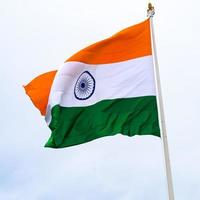 Indien-Flagge, die hoch am Connaught-Platz mit Stolz auf den blauen Himmel fliegt, Indien-Flagge flattert, indische Flagge am Unabhängigkeitstag und Tag der Republik Indien, Schuss nach oben geneigt, indische Flagge schwenkend, Har Ghar Tiranga foto