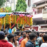 neu delhi, indien 01. juli 2022 - eine riesige zusammenkunft von eifrigen aus verschiedenen teilen von delhi anlässlich ratha yatra oder rathyatra. Rath für Lord Jagannath, gezogen von Menschen, Jagannath Rath Yatra foto