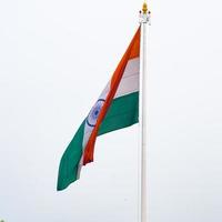 Indien-Flagge, die hoch am Connaught-Platz mit Stolz auf den blauen Himmel fliegt, Indien-Flagge flattert, indische Flagge am Unabhängigkeitstag und Tag der Republik Indien, Schuss nach oben geneigt, indische Flagge schwenkend, Har Ghar Tiranga foto