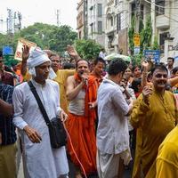 neu delhi, indien 01. juli 2022 - eine riesige zusammenkunft von eifrigen aus verschiedenen teilen von delhi anlässlich ratha yatra oder rathyatra. Rath für Lord Jagannath, gezogen von Menschen, Jagannath Rath Yatra foto