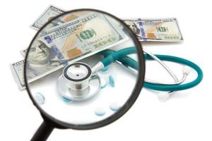 Gesundheitskosten - Stethoskop auf Geldhintergrund foto